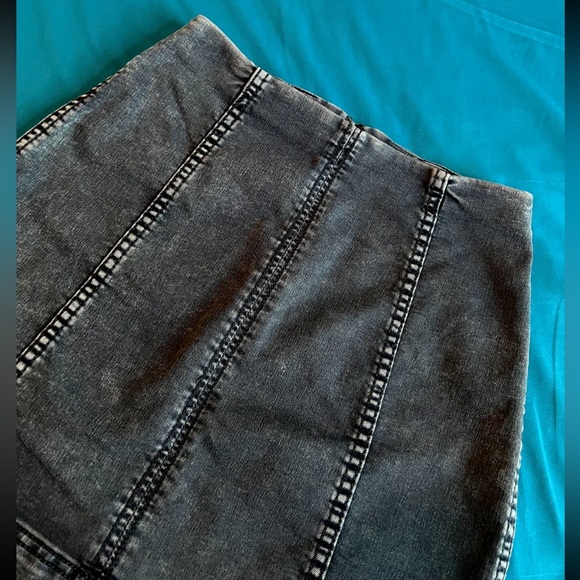 Free People Jean Skirt Size 4. Grey distressed denim. Stretchy and comfortable! - Picture 6 of 16